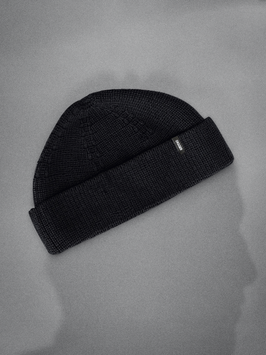 MERINO WOOL SHORT BEANIE IN CLASSIC BLACK